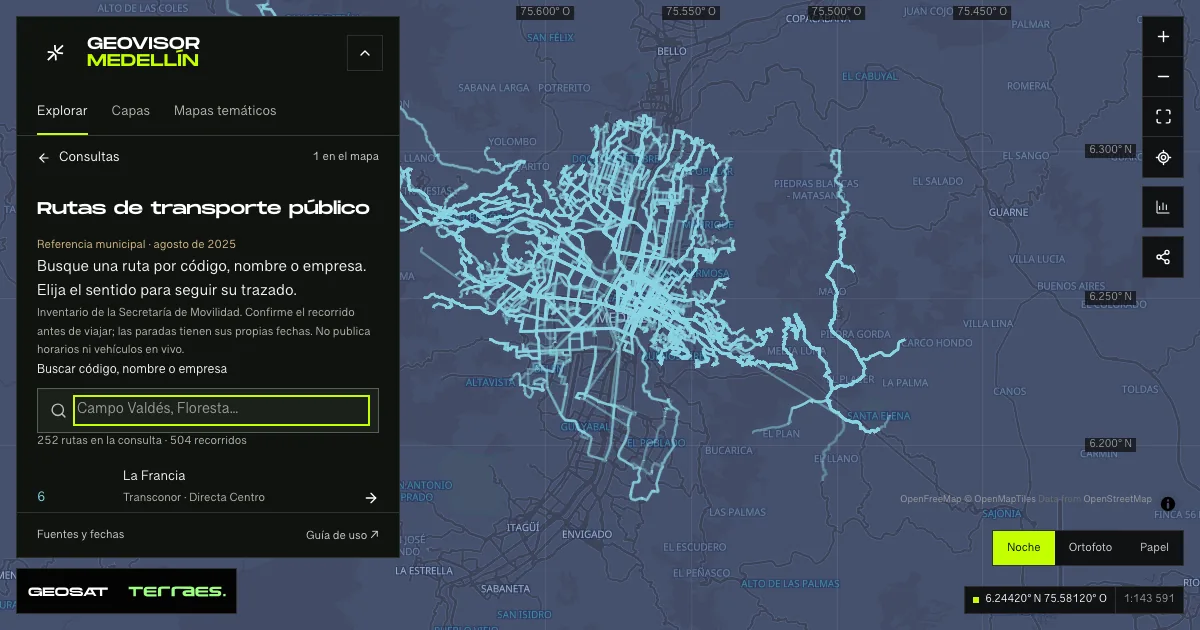 GeoSAT geovisor: “Public transport routes” query enabled on the Medellín map.
