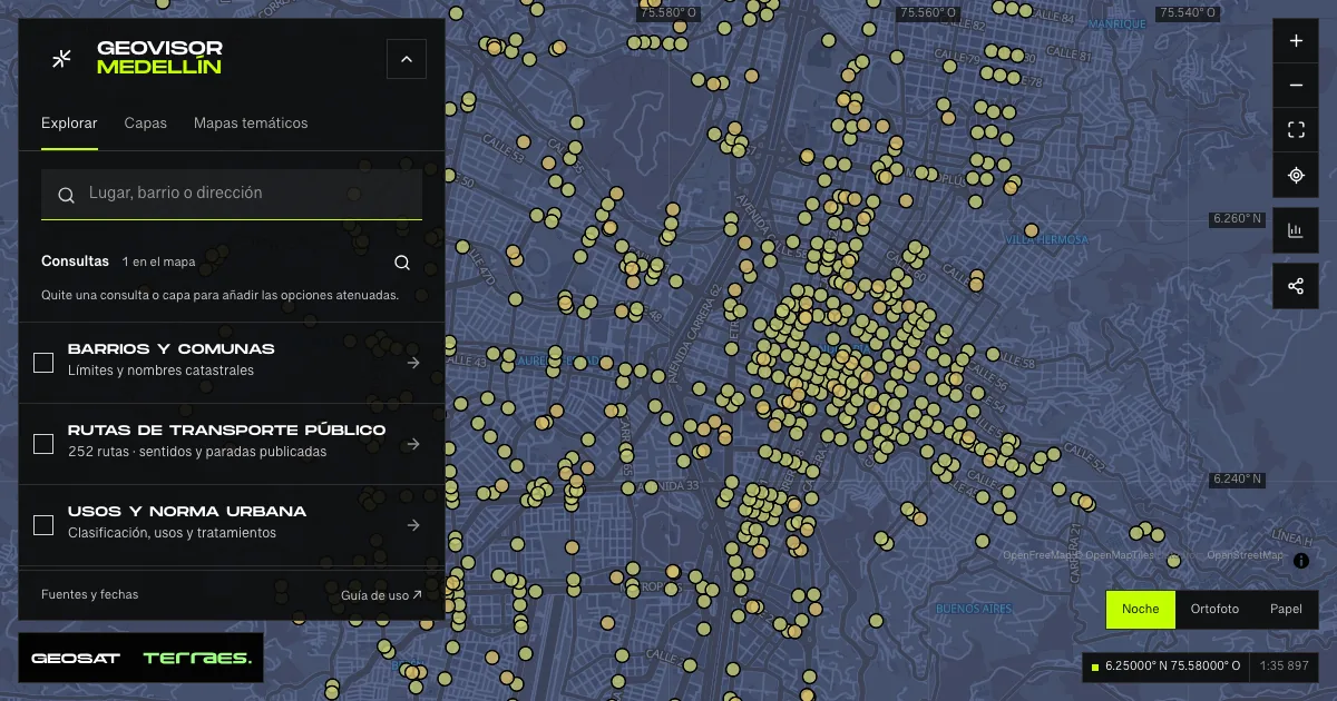Geovisor GeoSAT: consulta «Semáforos y acopios de taxis» activa sobre el mapa de Medellín.
