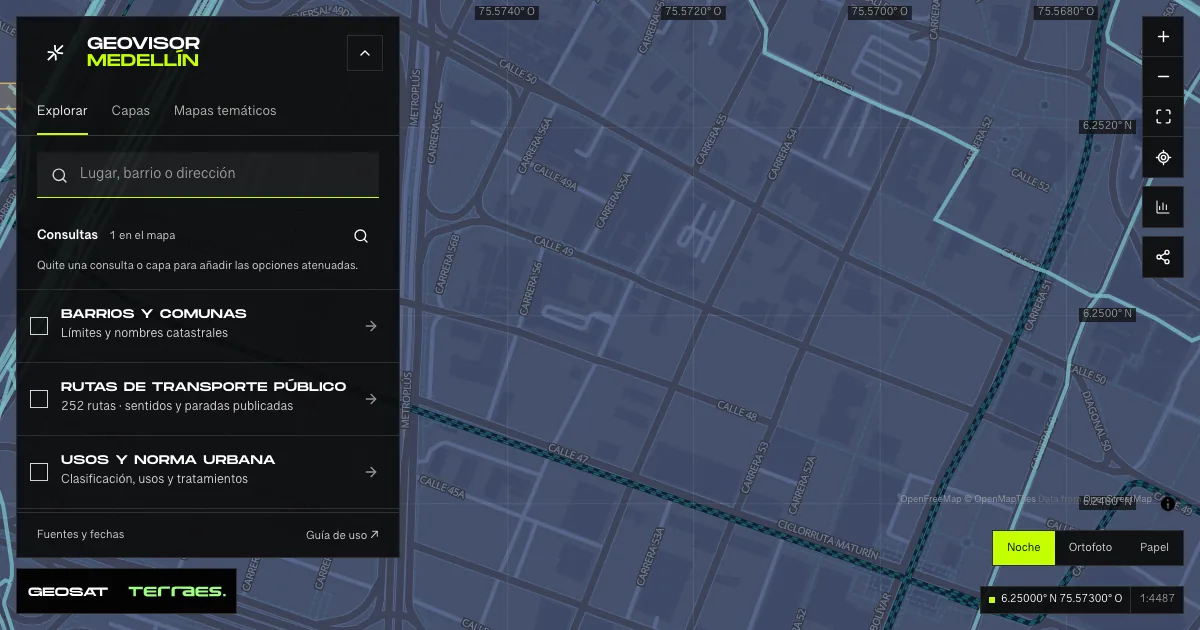 Geovisor GeoSAT: consulta «Redes de servicios públicos» activa sobre el mapa de Medellín.