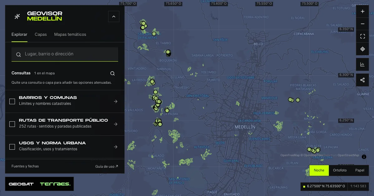 Geovisor GeoSAT: consulta «Restauración y árboles semilleros» activa sobre el mapa de Medellín.