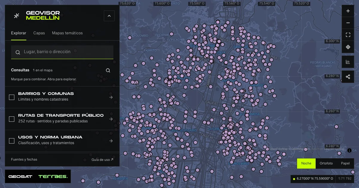 Geovisor GeoSAT: consulta «Matrícula y resultados escolares» activa sobre el mapa de Medellín.